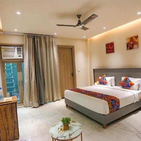 Hotel Global Corporate Noida Bagian luar foto