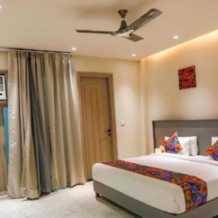 Hotel Global Corporate Noida Bagian luar foto
